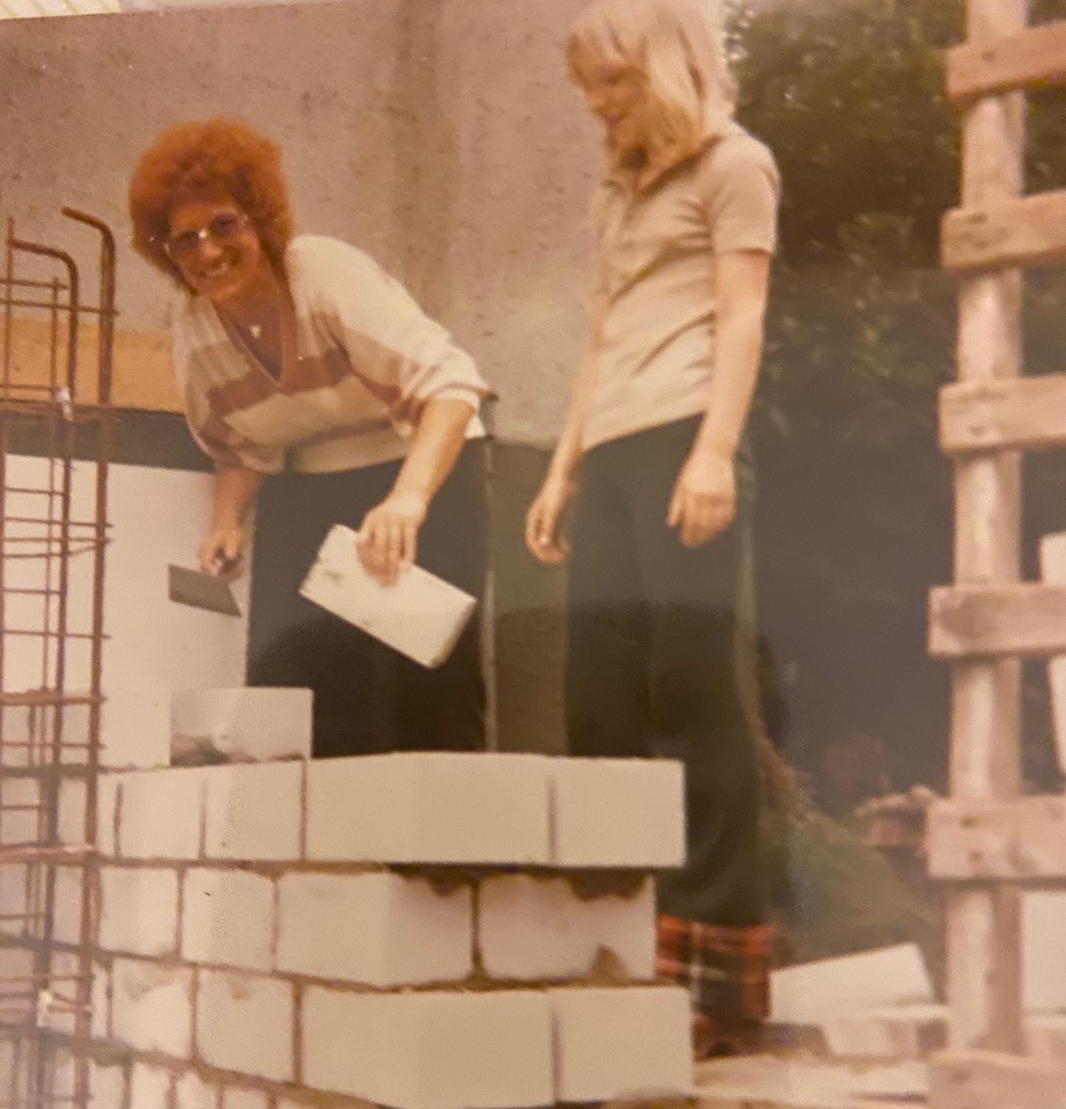 Grundsteinlegung und Erweiterung des Hotels