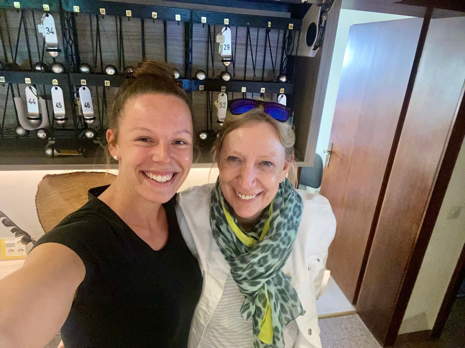 Maja Kowitz an der Rezeption